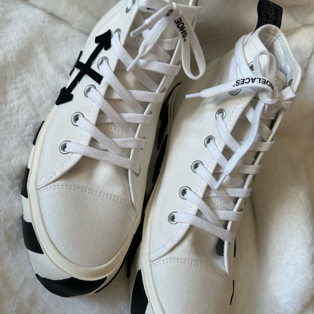 Off-white sneaker (chuck style), size 43. New - never worn.